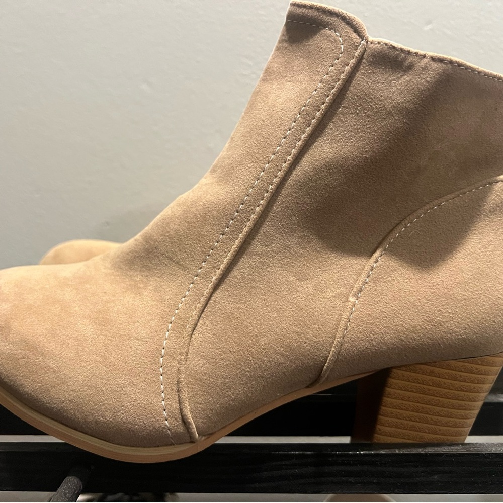 🌸Spring🌸 Adorably Elegant Tan Ankle Booties